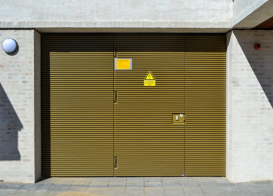 Doors and grilles for Scheveningen apartment complex